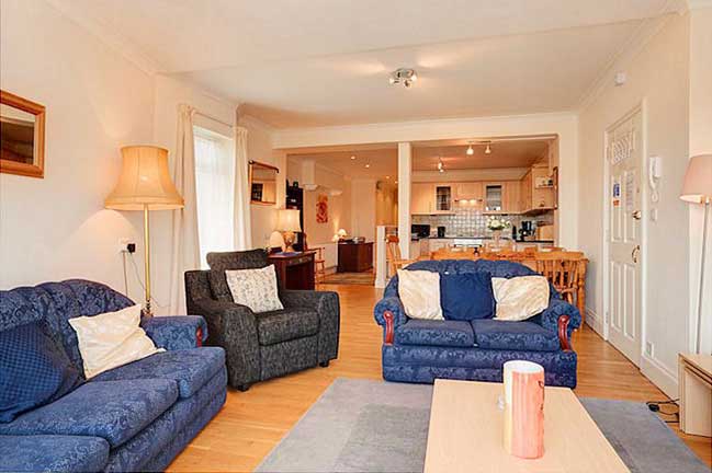 1 Roundham Heights - a dog friendly apartment in Paignton, Torbay